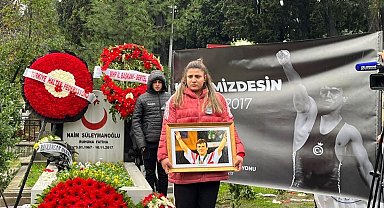 Efsane sporcu Naim Süleymanoğlu mezarı başında anıldı
