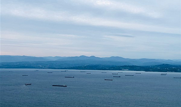 Fırtınadan kaçan gemiler Sinop Limanı'na sığındı