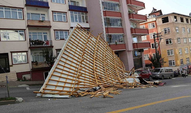 Giresun'da şiddetli rüzgar! Çatılar uçtu, motosiklet sürücüsü çatının altında kaldı