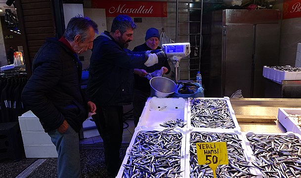 Karadenizde fırtına hamsi fiyatlarını uçurdu