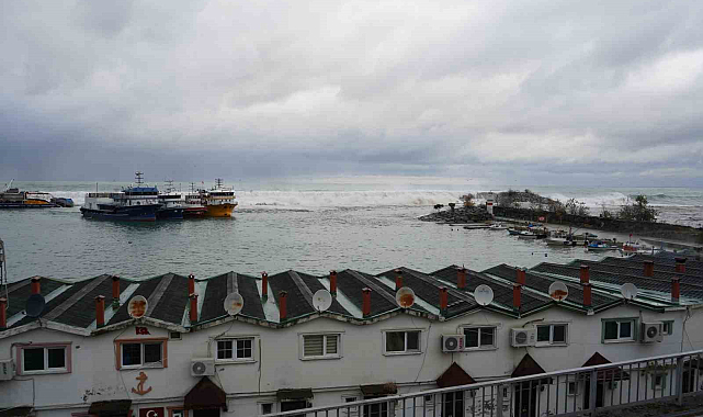 Rize'de 3 araç dalgalardan hasar gördü