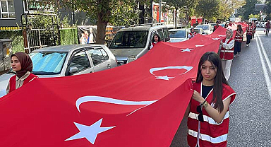 Samsun'da 100 metrelik Türk bayrağıyla Kızılay Haftası yürüyüşü