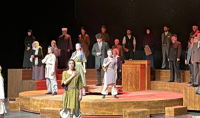 Samsun'da Cumhuriyete Doğru tiyatro oyunu sahnelendi