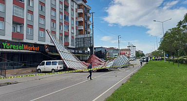 Samsun'da etkili olan fırtına binanın çatısını uçurdu