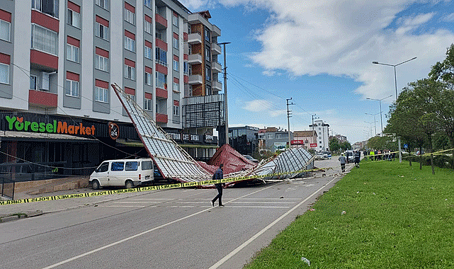 Samsun'da etkili olan fırtına binanın çatısını uçurdu