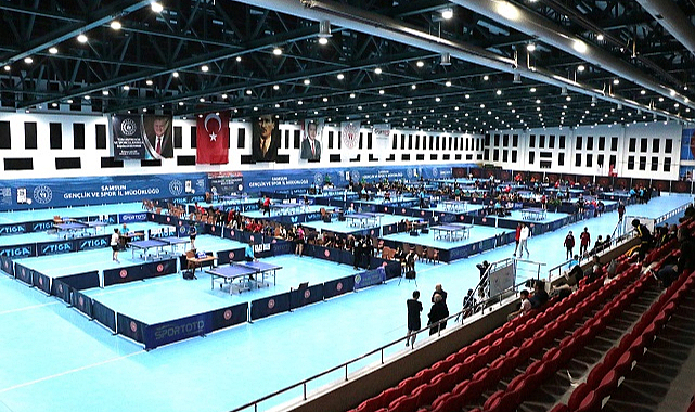 Samsun ilki yaşadı! 160 sporcu raket tuttu