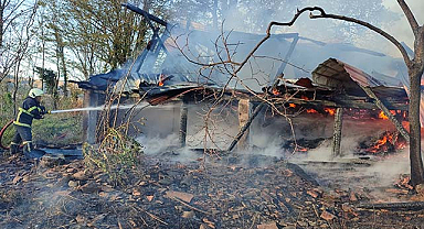 Salıpazarı'nda tek katlı ahşap ev küle döndü