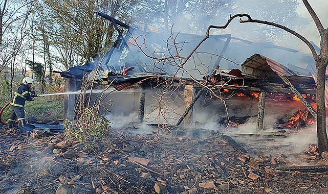 Salıpazarı'nda tek katlı ahşap ev küle döndü