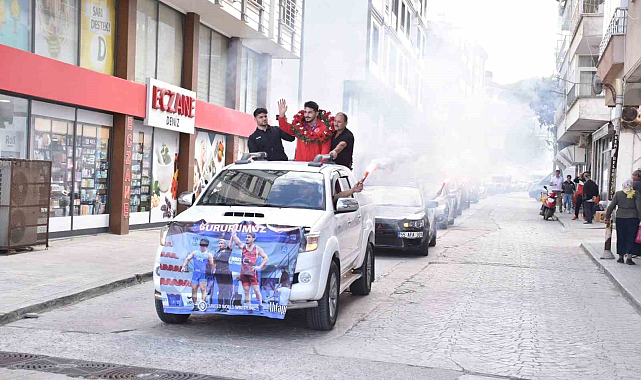 Yakakent'te dünya ikincisi Mustafa Olgun'a coşkulu karşılama