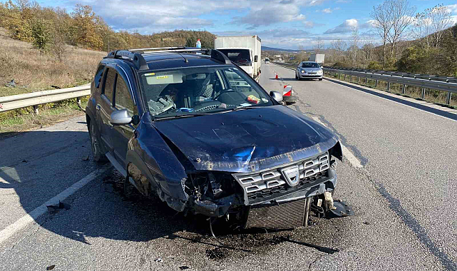 Samsun'da lastiği patlayan otomobil bariyerlere çarptı
