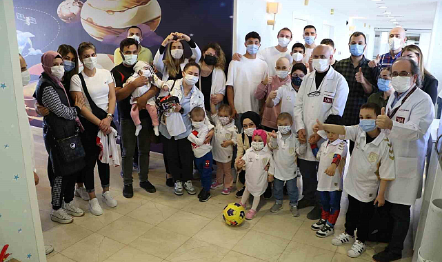 Samsun'da lösemi çocuklara futbolculardan moral ziyareti