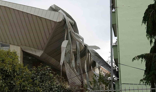 Samsun'da yüzme havuzunun çatısı şiddetli fırtınadan uçtu