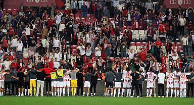 Samsunspor 11 yıl sonra gelen Süper Lig galibiyetini kutluyor