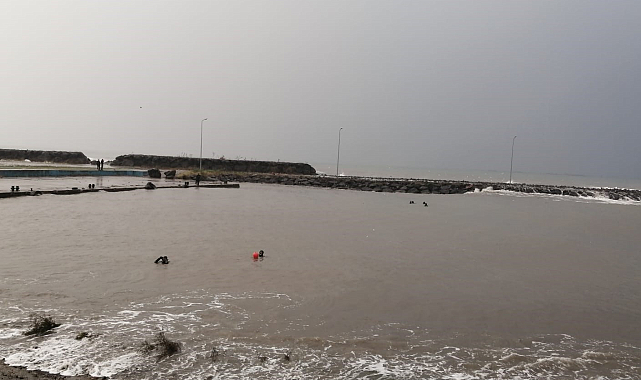 Trabzon'da 2 genç dalgalara kapılarak kayboldu