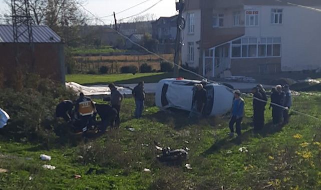 Alaçam'da şarampole devrilen otomobilin sürücüsü ile eşi yaralandı