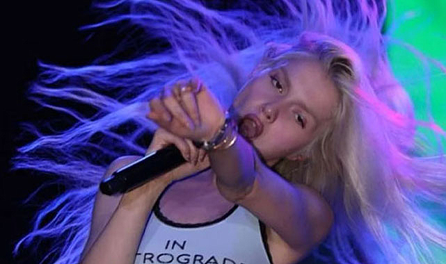 Aleyna Tilki sosyal medyaya geri dönüyor