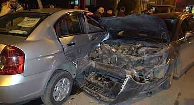 Bafra'da iki otomobil çarpıştı