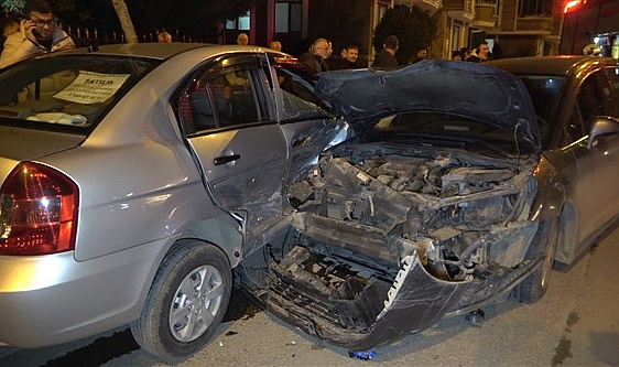 Bafra'da iki otomobil çarpıştı