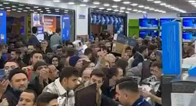 Bursa'da mağaza açılışında izdiham