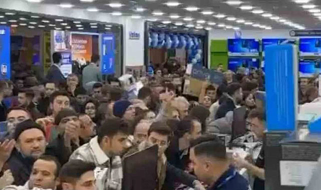 Bursa'da mağaza açılışında izdiham