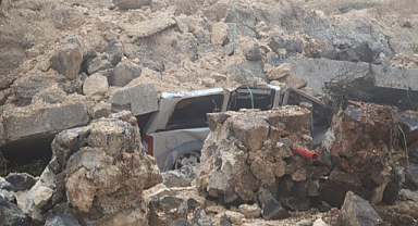 İstinat duvarı araçların üzerine çöktü