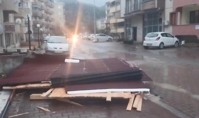 Kastamonu'nun Cide ilçesinde fırtına çatıları uçurdu
