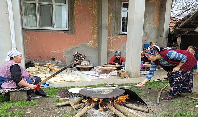 Kırsalda kadınlar kışlık yufka hazırlıyor