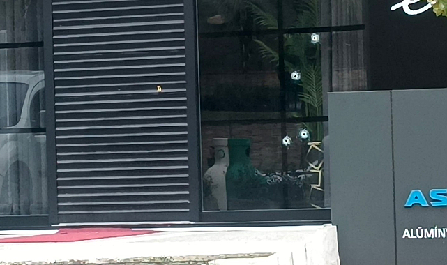 Kocaeli'nde Ece Ronay'a ait güzellik merkezine kurşun yağdı