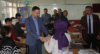 Kursiyerlerin yaptığı giysiler öğrencilere hediye edildi