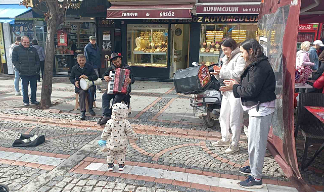 Romanlar Dilan Polat'ın "Enerji" şarkısını 'Oldun Dilenci' diye güncelledi