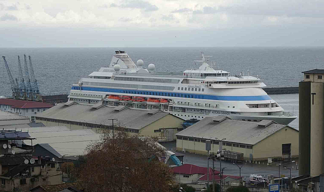 Rus turistleri taşıyan kruvaziyer gemi Trabzon Limanı'na demirledi