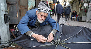 Samsun'da 94 yaşındaki şemsiye ustası 70 yıldır işinin başında!