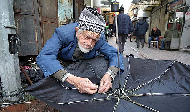 Samsun'da 94 yaşındaki şemsiye ustası 70 yıldır işinin başında!