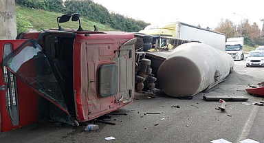 Samsun’da çimento yüklü tanker yola devrildi