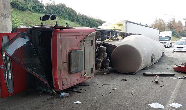 Samsun’da çimento yüklü tanker yola devrildi