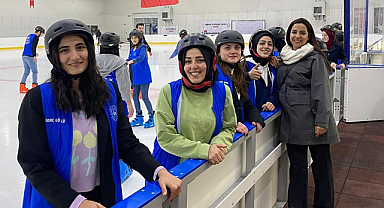 Samsun'da genç gönüllüler buzda stres attı