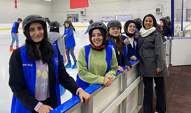 Samsun'da genç gönüllüler buzda stres attı