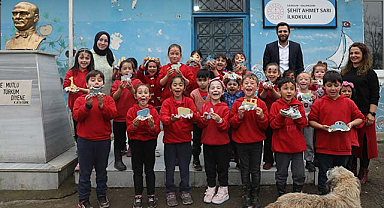 Samsun'da köy okulu öğrencilerinin ahşap oyuncak sevinci