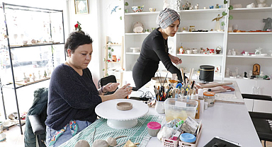 Samsun'da eski bankacı, kadınlara seramik sanatını öğretiyor