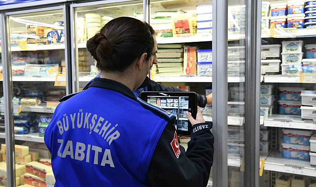 Samsun'da Büyükşehir zabıtası market ve manavlarda yılbaşı denetimi yaptı