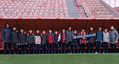 Tekkeköyspor'un gençleri stadı gezdi