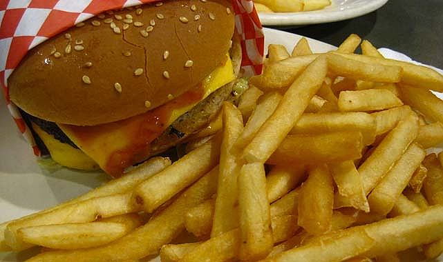 Uykusuzluğa davetiye çıkaran 10 tehlikeli yiyecek ve içecek!