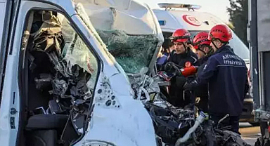 Antalya'da korkunç kazada minibüsün sürücüsü can verdi