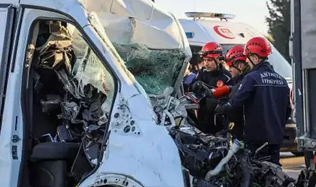 Antalya'da korkunç kazada minibüsün sürücüsü can verdi