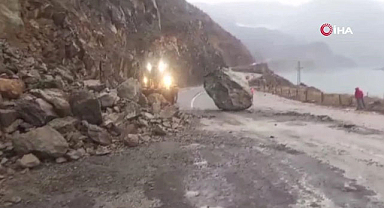 Artvin'de büyük tehlike: Dev kaya karayoluna düştü