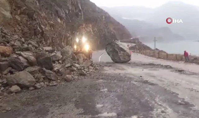Artvin'de büyük tehlike: Dev kaya karayoluna düştü