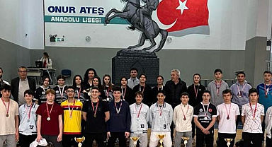 Badmintonun şampiyonları kupalarını aldı