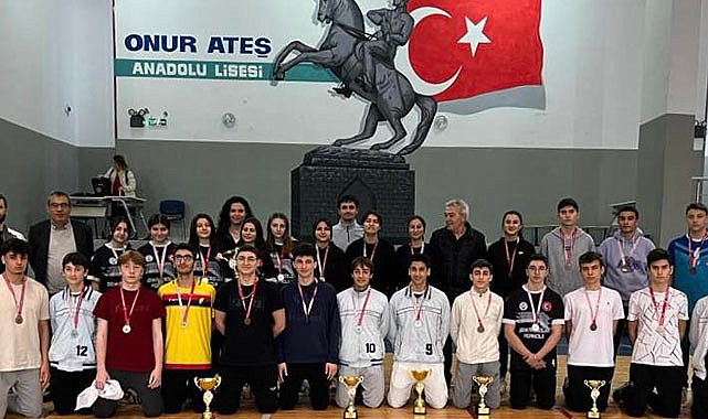 Badmintonun şampiyonları kupalarını aldı