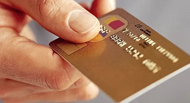 Başkasının kredi kartı cep telefonu alırken suçüstü yakalandı 