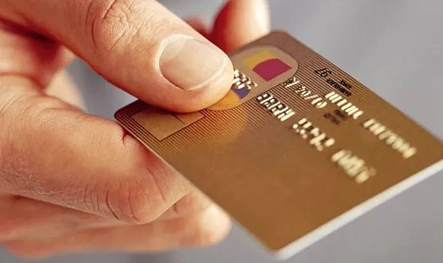 Başkasının kredi kartı cep telefonu alırken suçüstü yakalandı 